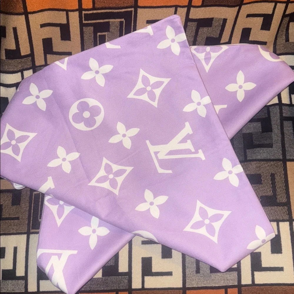 Fashion Louis Vuitton Purple /White Pillowcases - Picture 4 of 4